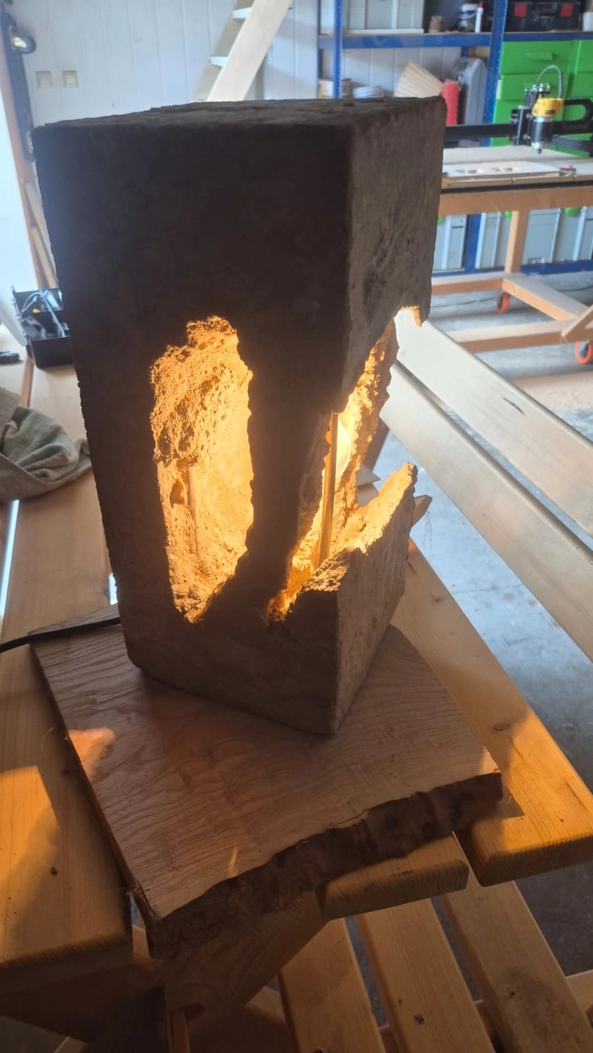 Dach,Wand und Holzkonstruktion - Handgefertigte Holzkunst - Nahaufnahme eines luxuriösen „Flusstisches“ aus naturbelassenen Holzbohlen, die durch einen geschwungenen Pfad aus leuchtend blauem Epoxidharz verbunden sind. Der Tisch hat eine hochglänzende Oberfläche, die das Umgebungslicht reflektiert.