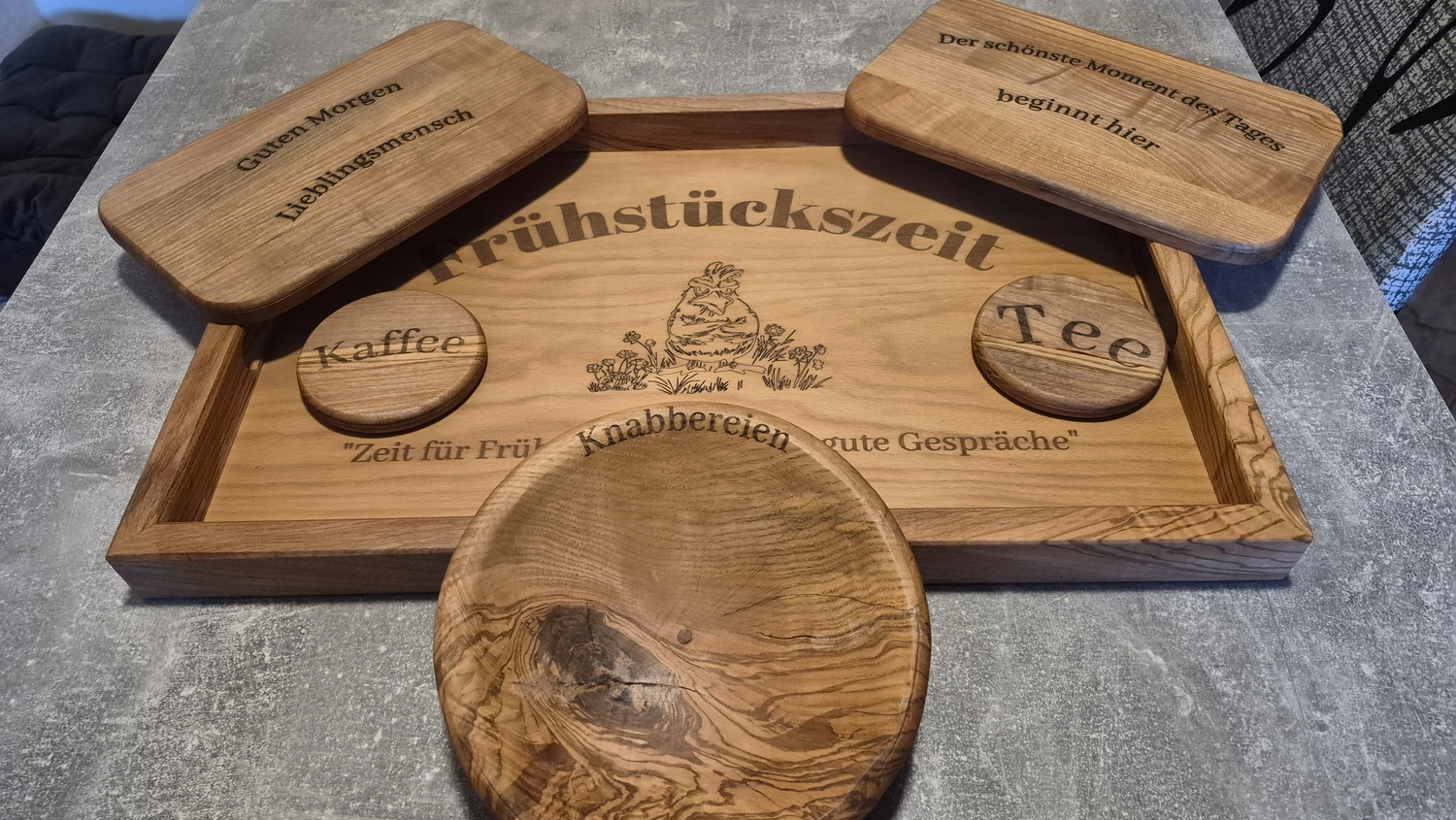 Dach,Wand und Holzkonstruktion - Handgefertigte Holzkunst - Ein klassisches Gartenmöbelset aus Holz, bestehend aus einem rechteckigen Picknicktisch und zwei passenden, freistehenden Bänken. Das Set ist aus hellem, druckimprägniertem Holz gefertigt und hat ein stabiles A-förmiges Gestell.